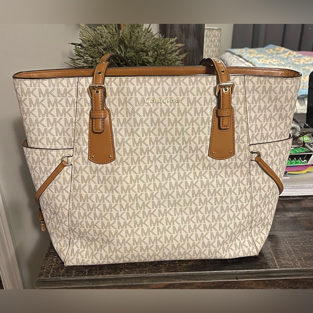 Michael Kors Voyager Tote